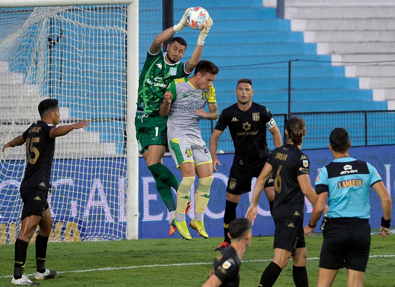 Gabriel Arias le gana a Malcom Braida, de gran partido.