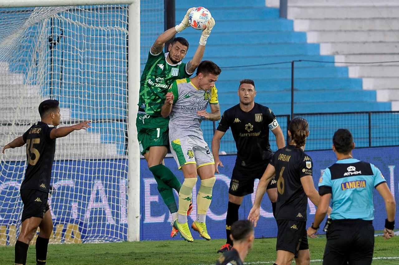 Gabriel Arias le gana a Malcom Braida, de gran partido.