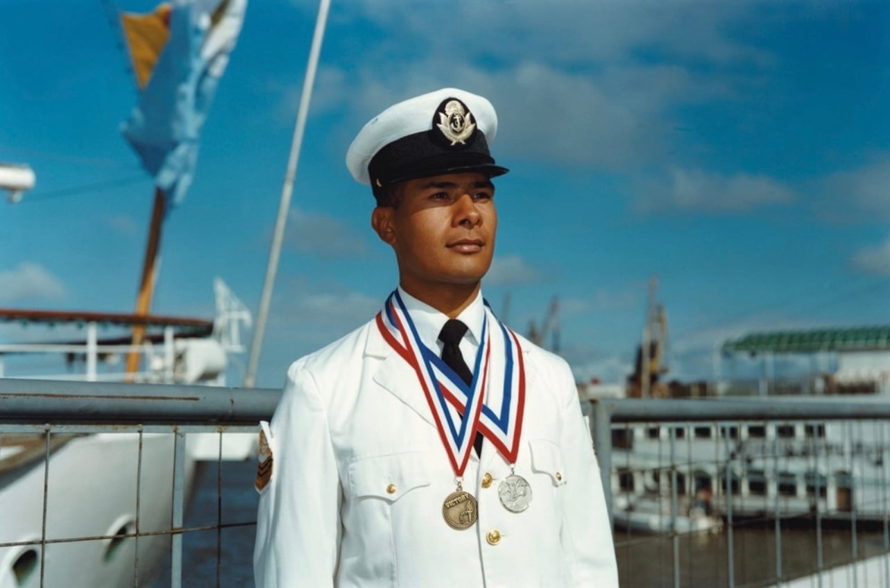 De la serie El combatiente (1997), foto de Marcelo Grosman que forma parte de la colección del MNBA. Abajo: De la misma serie, foto de M. Grosman de 1998; colección MNBA.