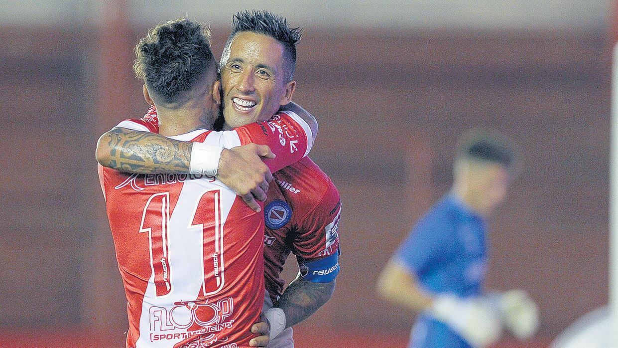 Barrios festeja el 1-0 frente a Defensa y Justicia en La Paternal.