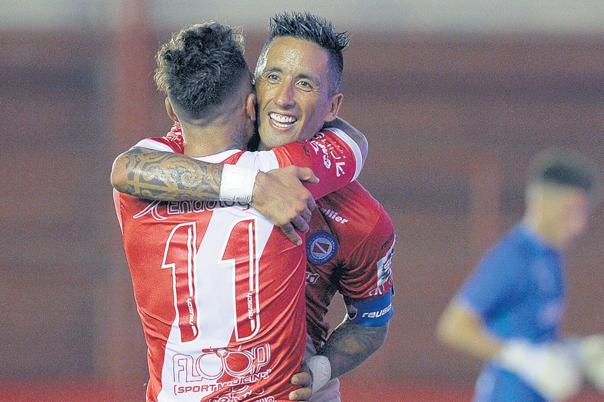 Barrios festeja el 1-0 frente a Defensa y Justicia en La Paternal.