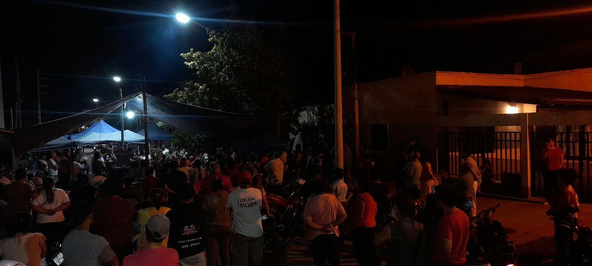 Acampe frente a las oficinas de Edesa, en Orán.