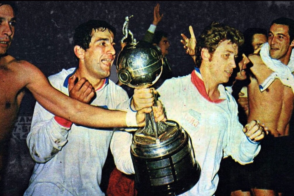 Los jugadores festejando en el estadio Centenario.