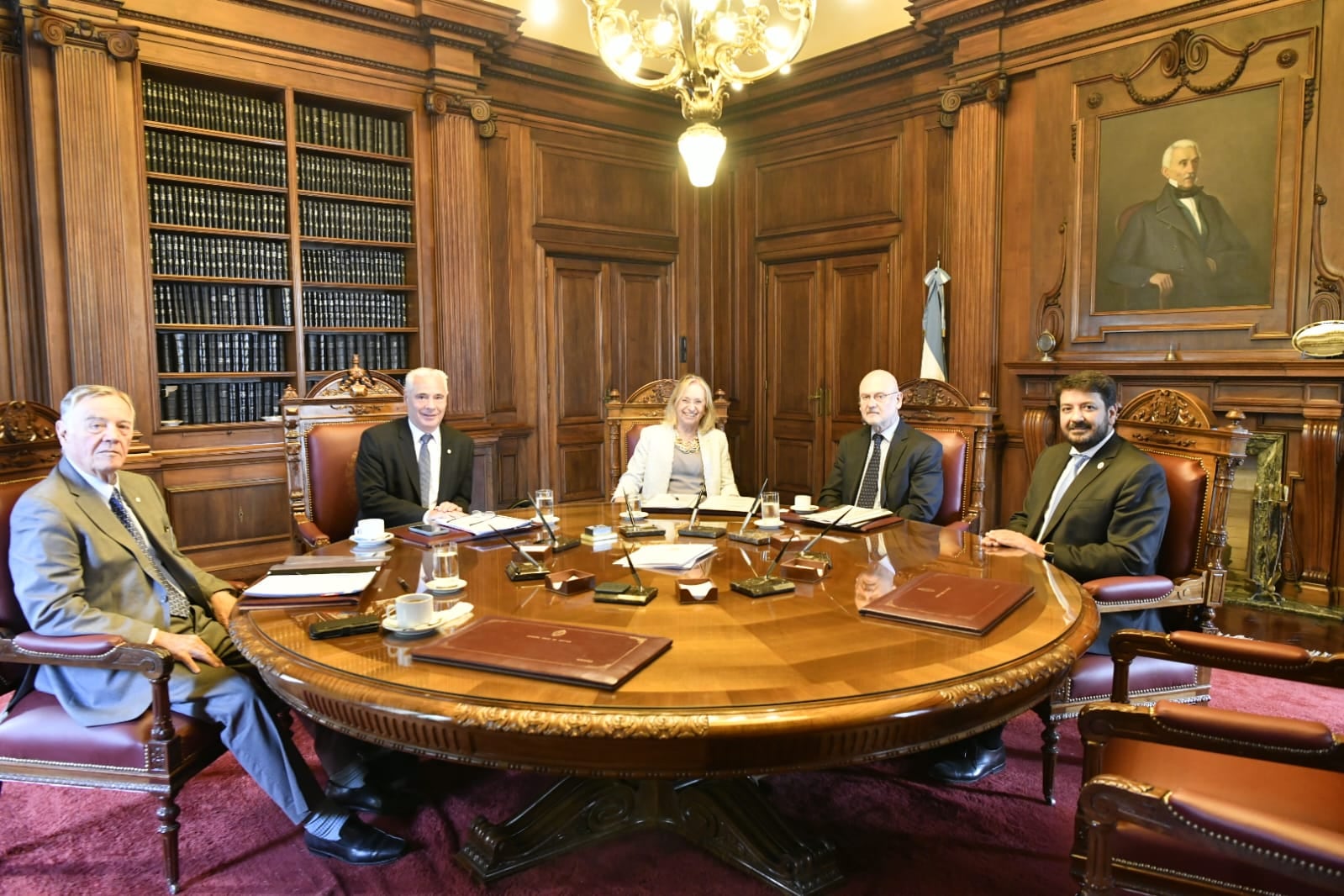 Juan Martín Mena junto a los integrantes de la Suprema Corte de Justicia de la Provincia de Buenos Aires. 