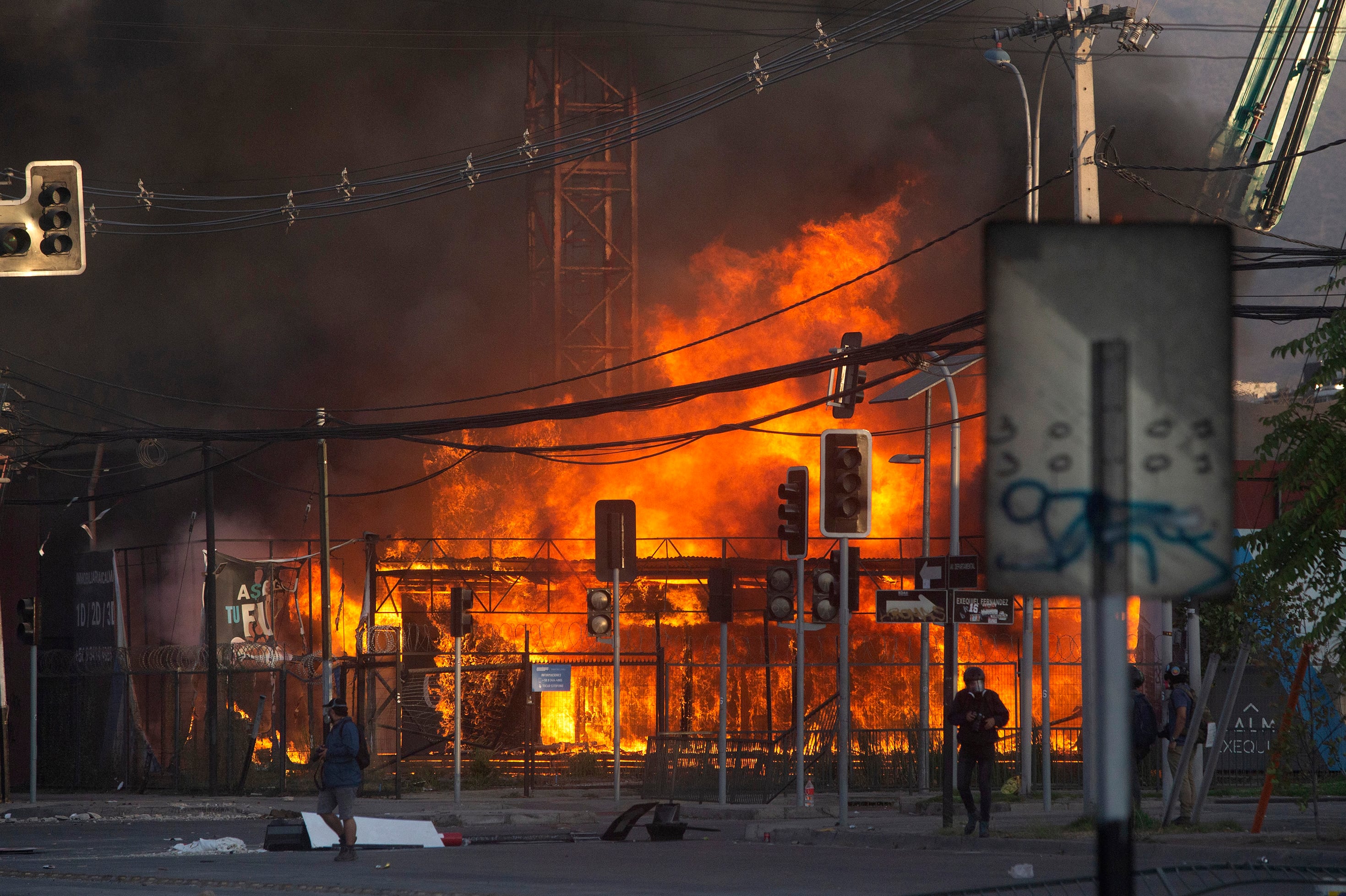 Una construccion cerca del estadoi Monumental fue incendidada  como protesta por la muerte del hincha.