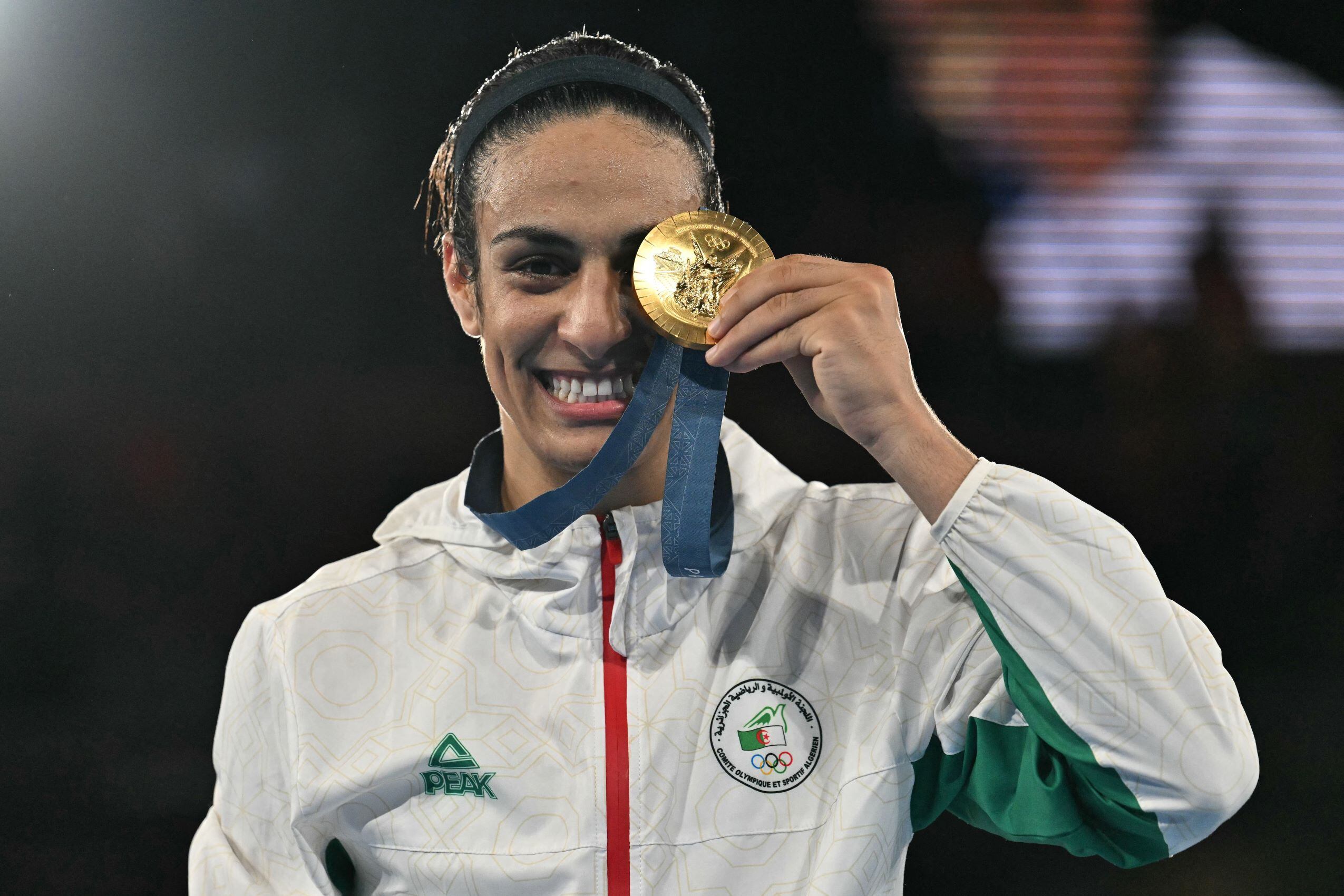 La argelina Khelif muestra orgullosa su medalla de oro en París 2024