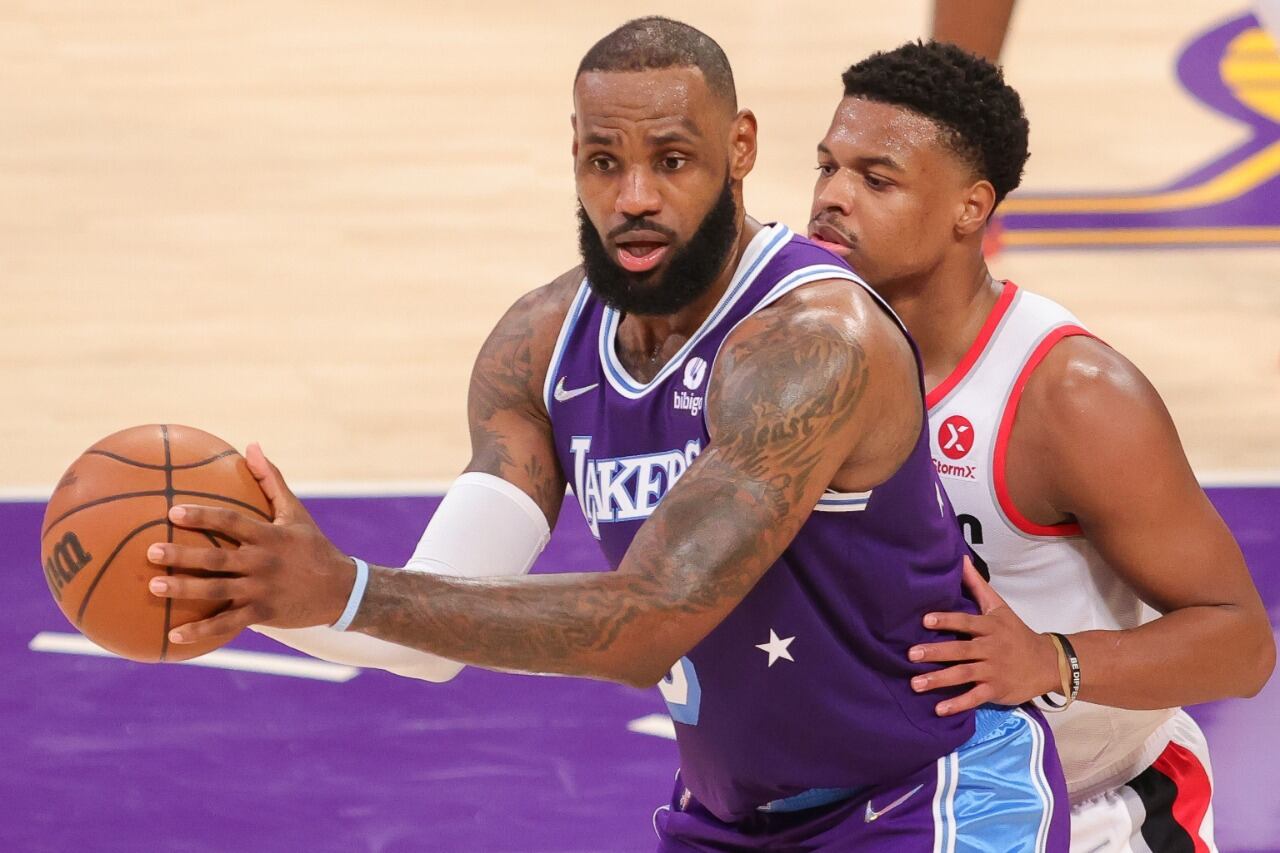 James lucha por el balón con Dennis Smith Jr