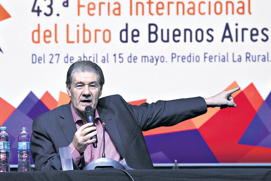 “Este libro tiene una forma de novela, he recorrido todas las voces posibles”, explicó Víctor Hugo.