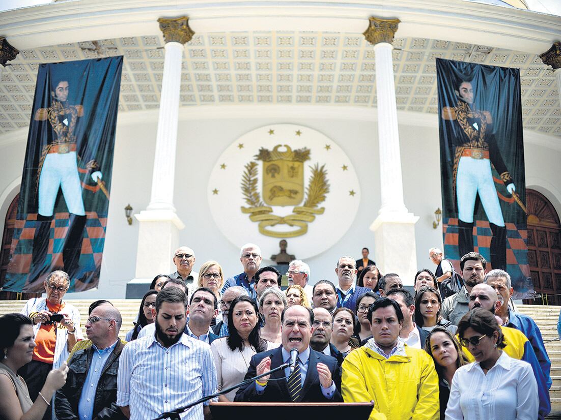 El presidente de la Asamblea, Julio Borges, advirtió que los diputados no acatarán la decisión del Supremo.