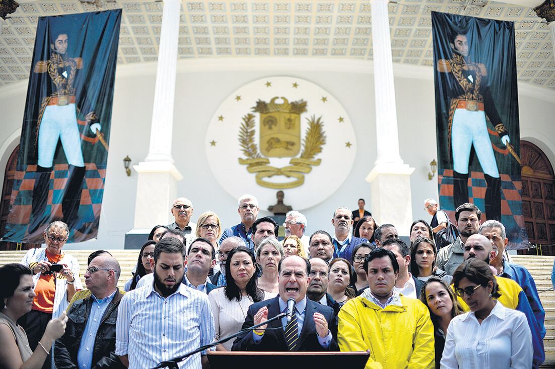 El presidente de la Asamblea, Julio Borges, advirtió que los diputados no acatarán la decisión del Supremo.
