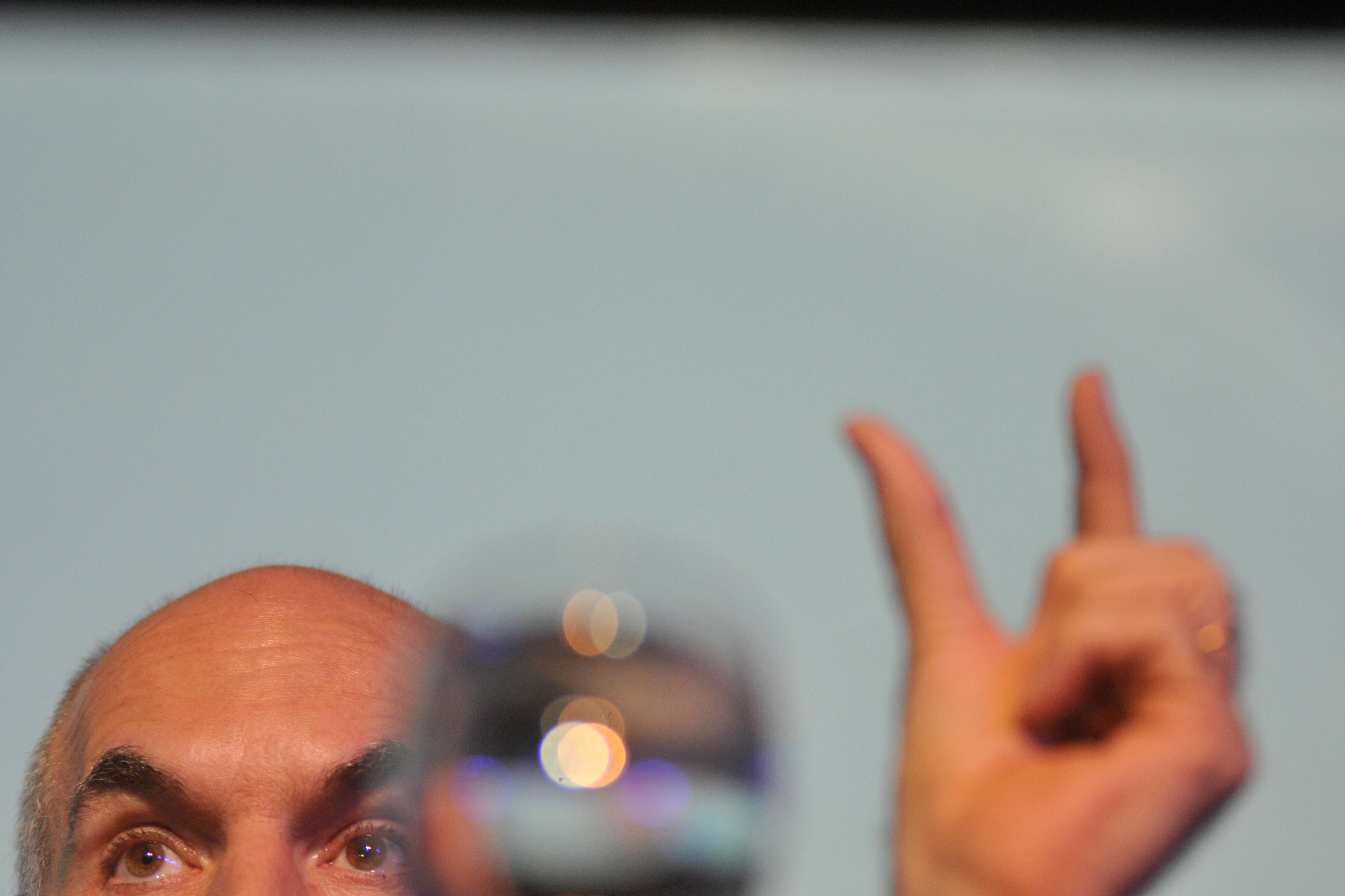 Una presencia femenina así de chiquita, parece indicar el jefe de Gobierno porteño.