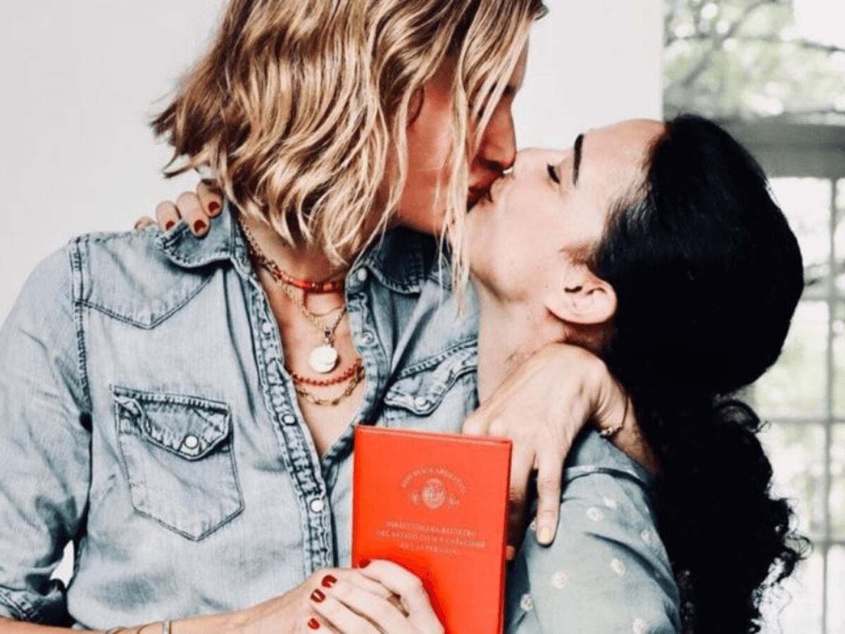 La foto entre Dolores Barreiro y el piquito con Bernardita Martínez Vivot