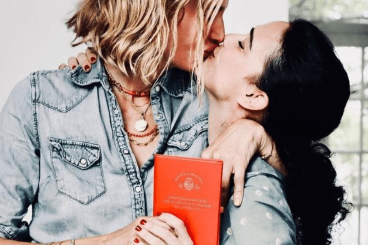 La foto entre Dolores Barreiro y el piquito con Bernardita Martínez Vivot