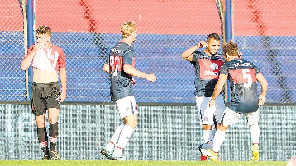 Matías Pérez García festeja el 1-0, de penal, en la primera parte.