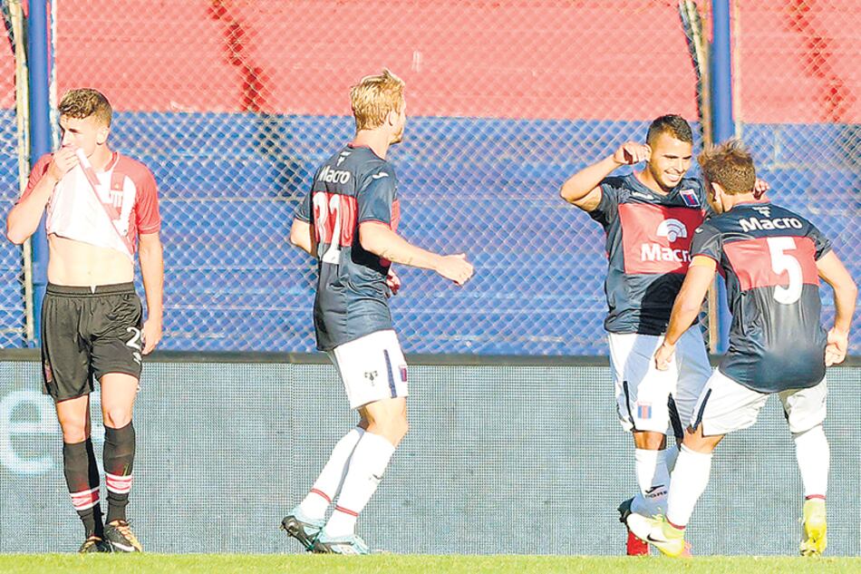 Matías Pérez García festeja el 1-0, de penal, en la primera parte.