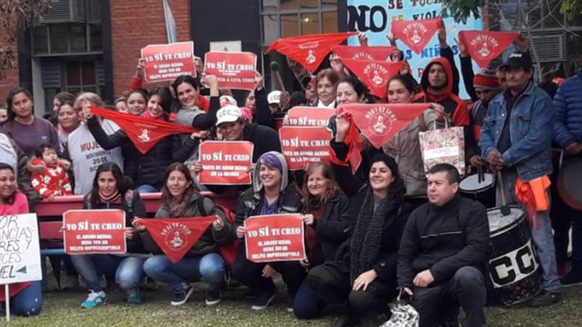 El apoyo a Victoria en la puerta de los tribunales chaqueños.