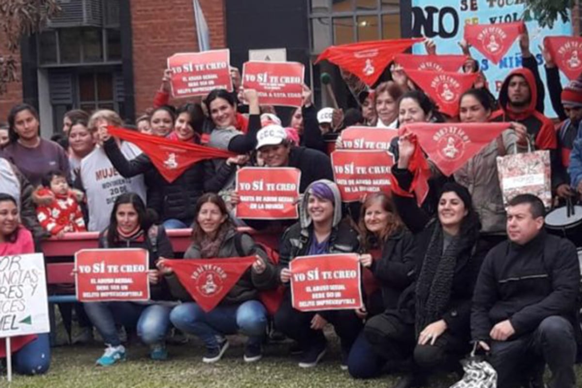 El apoyo a Victoria en la puerta de los tribunales chaqueños.
