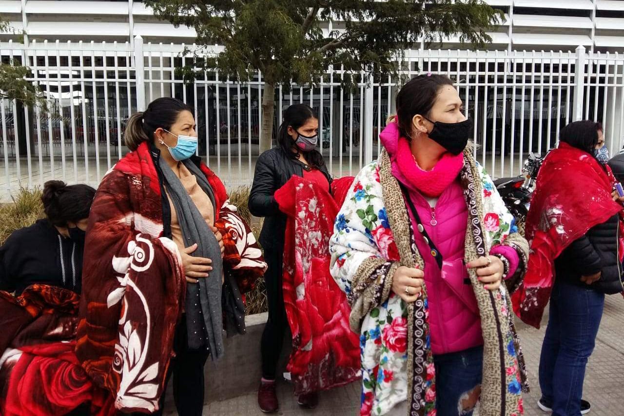 Después de pasar una de las semanas de más bajas temperaturas en lo que va del año, los docentes de UTE, junto con la Multisectorial por la Escuela Pública hicieron un frazadazo frente al ministerio de Educación de CABA.