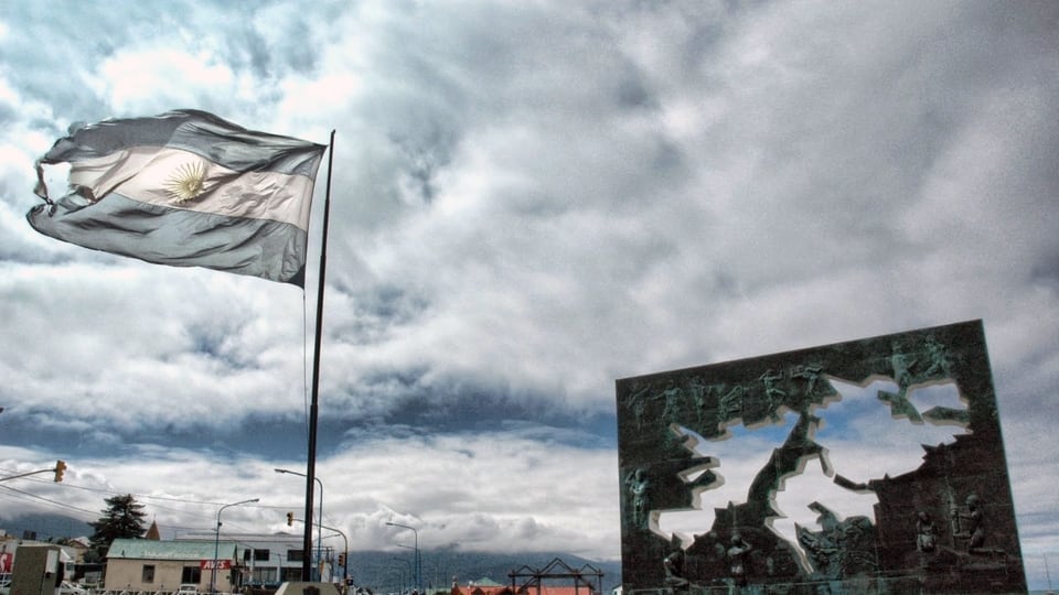 La Embajada británica en Argentina organizó un concurso que ofrece a universitarios un viaje a las Islas Malvinas y el Gobierno nacional lo rechazó.