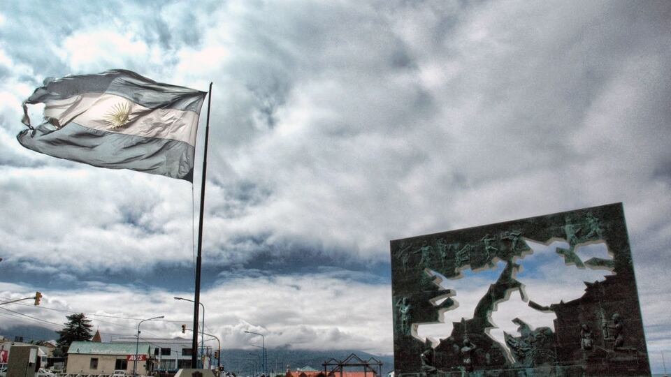 La Embajada británica en Argentina organizó un concurso que ofrece a universitarios un viaje a las Islas Malvinas y el Gobierno nacional lo rechazó.