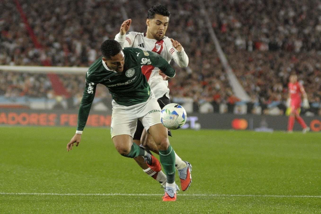 Paulo Díaz intenta detener a Vitor Roque, autor del segundo gol
