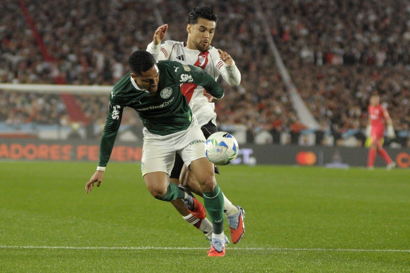 Paulo Díaz intenta detener a Vitor Roque, autor del segundo gol