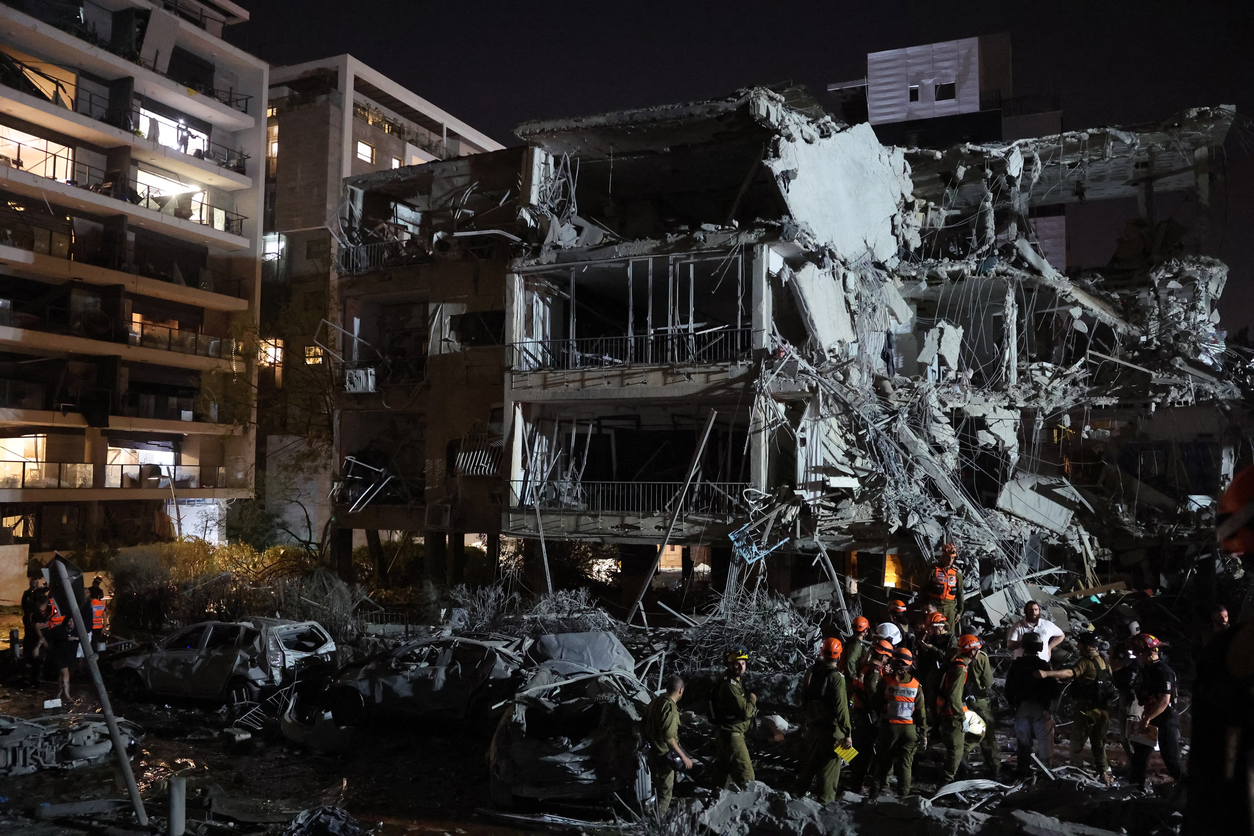Los equipos de rescate de Israel trabajaban este viernes entre los escombros en Tel Aviv