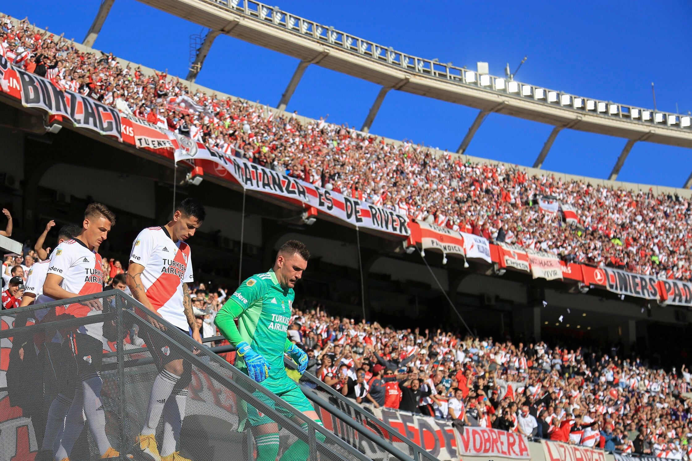Sale River a la cancha ante un marco tan imponente como impertinente