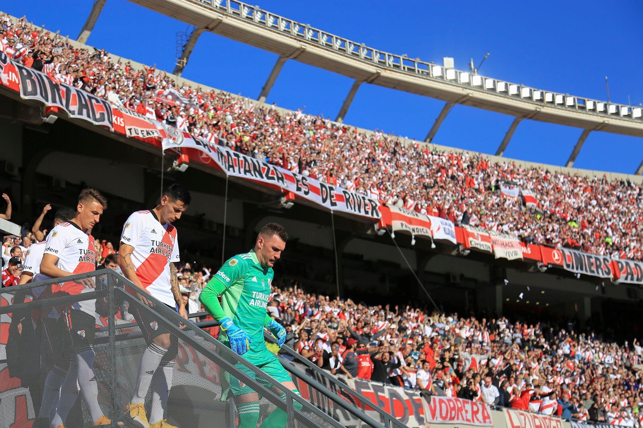 Sale River a la cancha ante un marco tan imponente como impertinente