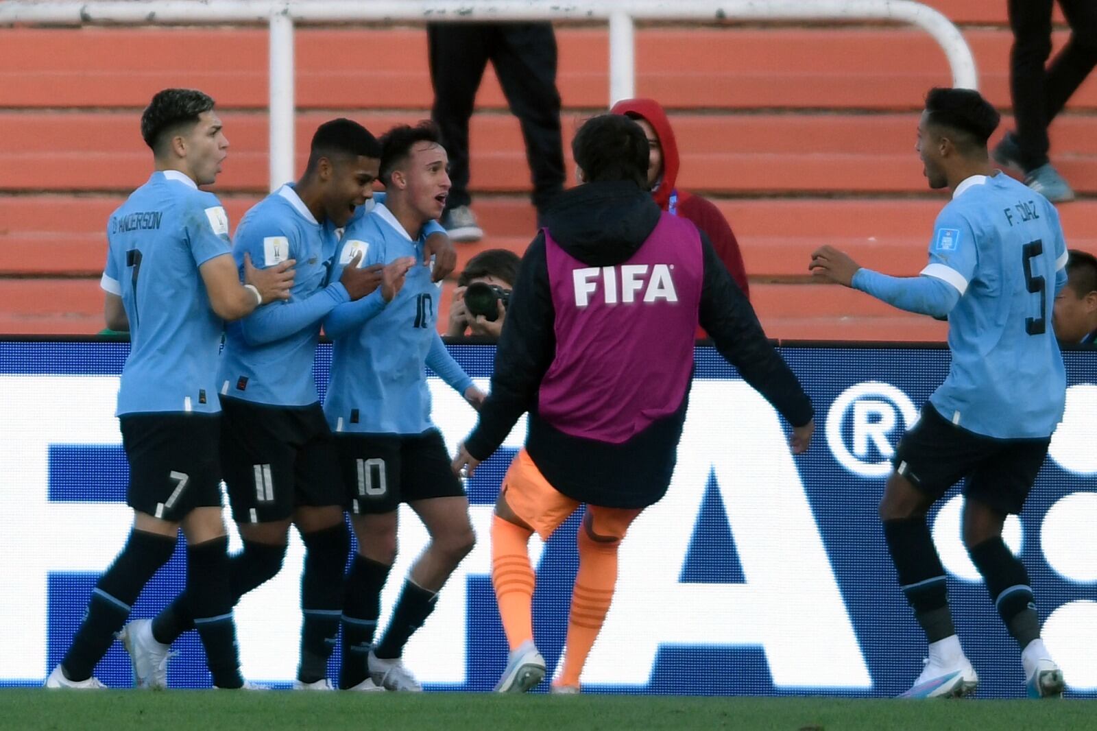 Uruguay buscó, buscó y encontró ante Túnez. En octavos va contra la sorprendente Gambia