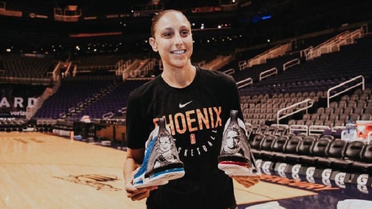Taurasi posa con las zapatillas que homenajean a Eva Perón y a la jueza Bader Ginsburg.