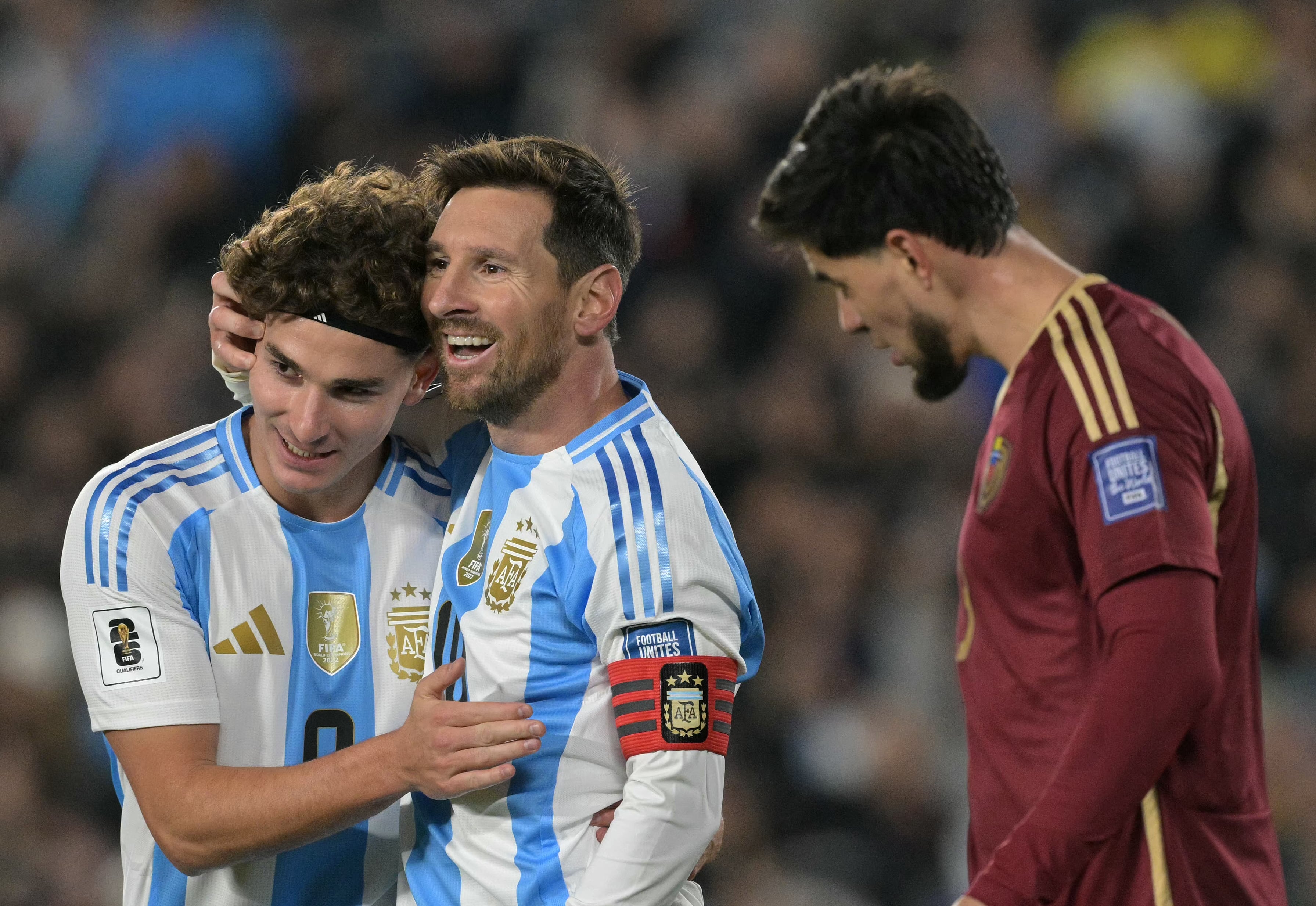 Messi abraza a Julián y ambos festejan el primer tanto argentino