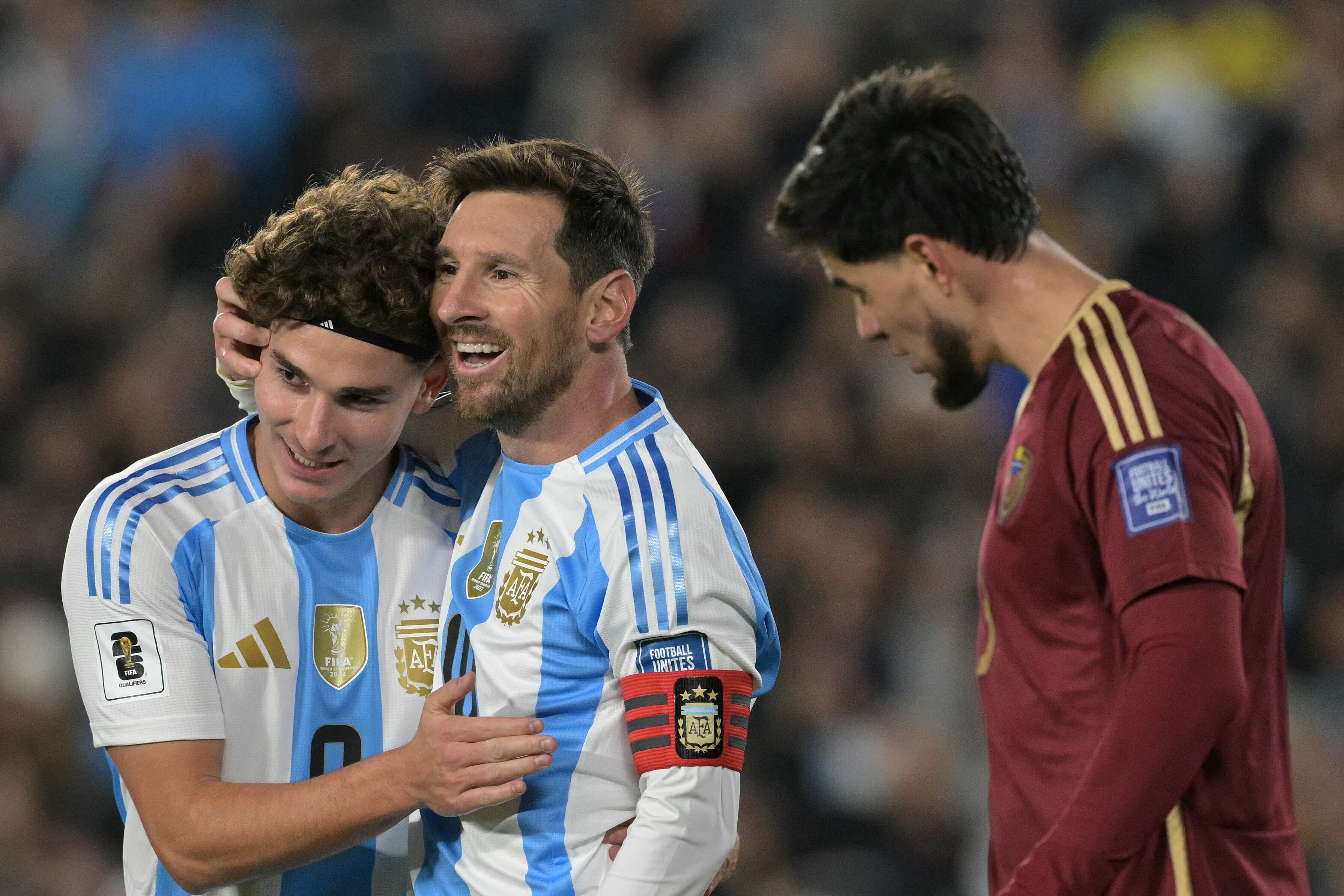 Messi abraza a Julián y ambos festejan el primer tanto argentino