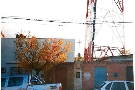 Las antenas, en estructuras montadas próximas a las viviendas.