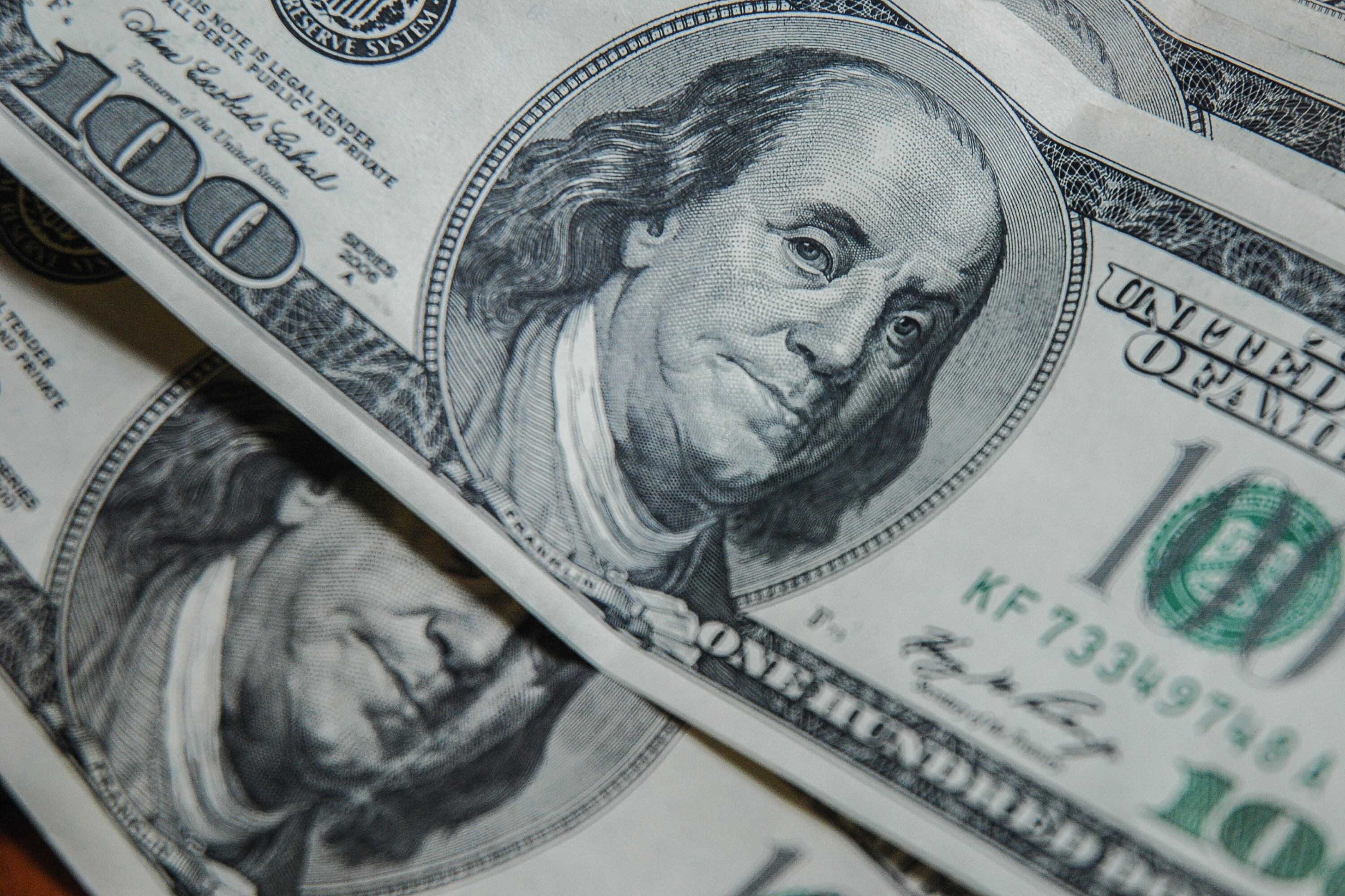 El dólar blue bajó cuatro pesos y cerró a 312 pesos. 