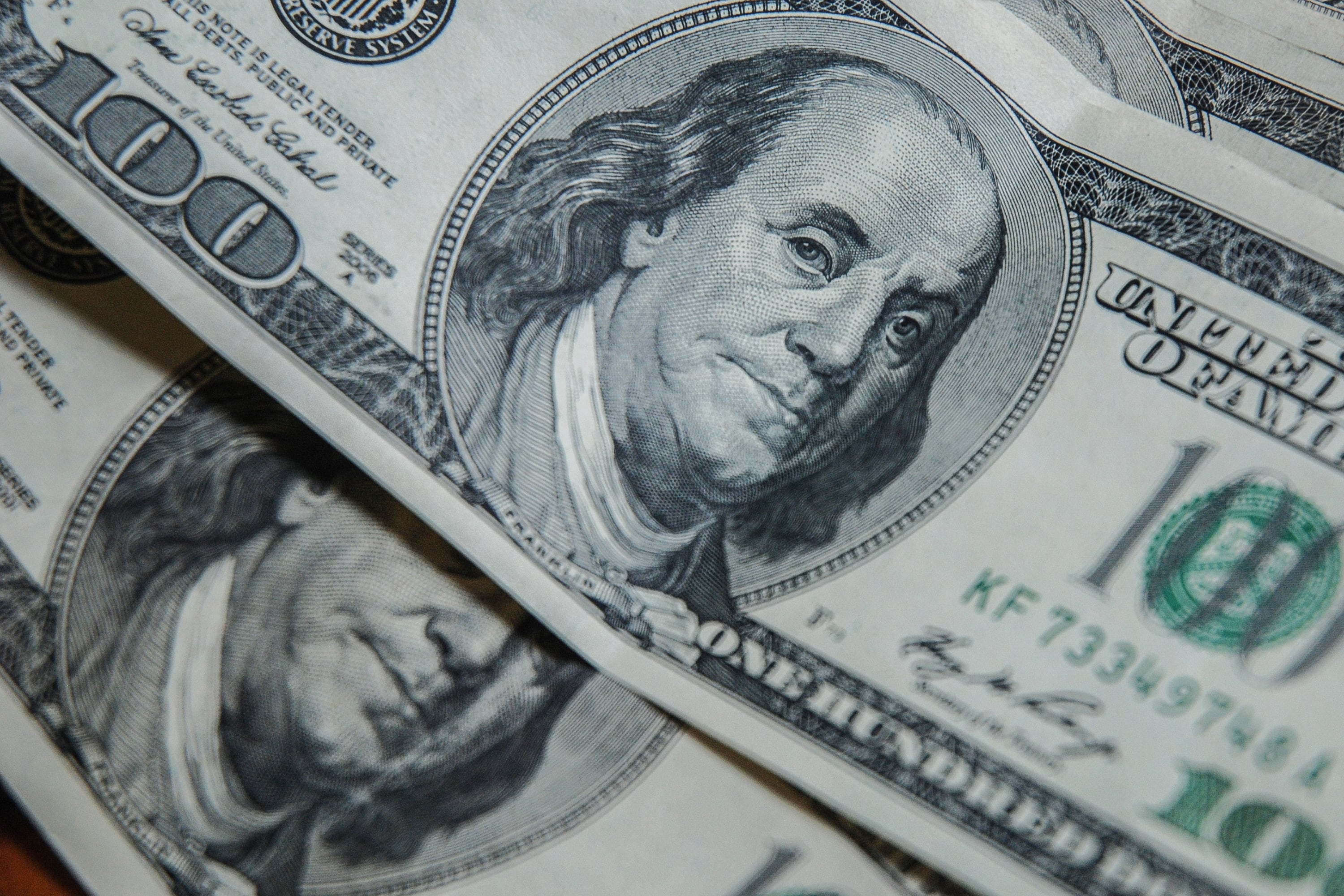El dólar blue bajó cuatro pesos y cerró a 312 pesos.