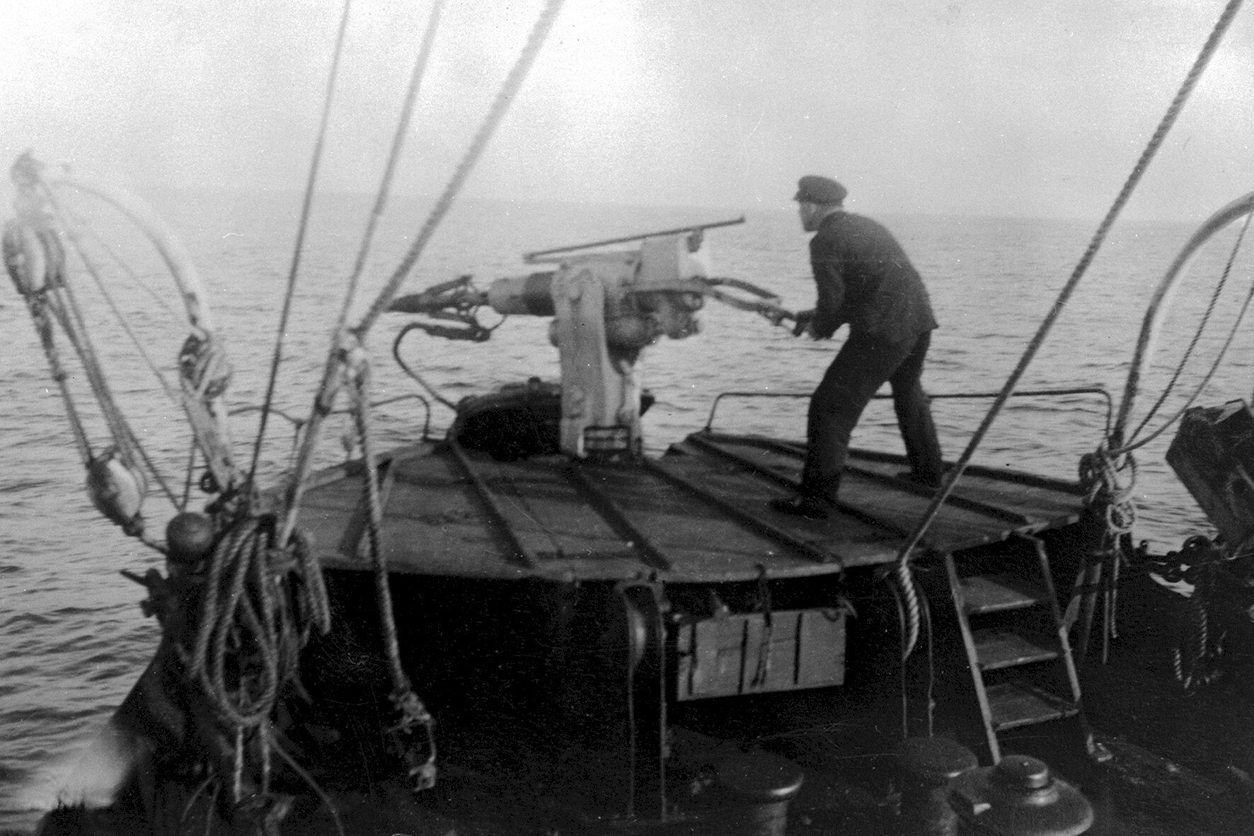 La narración cuenta con el extraordinario apoyo de una serie de imágenes de archivo.