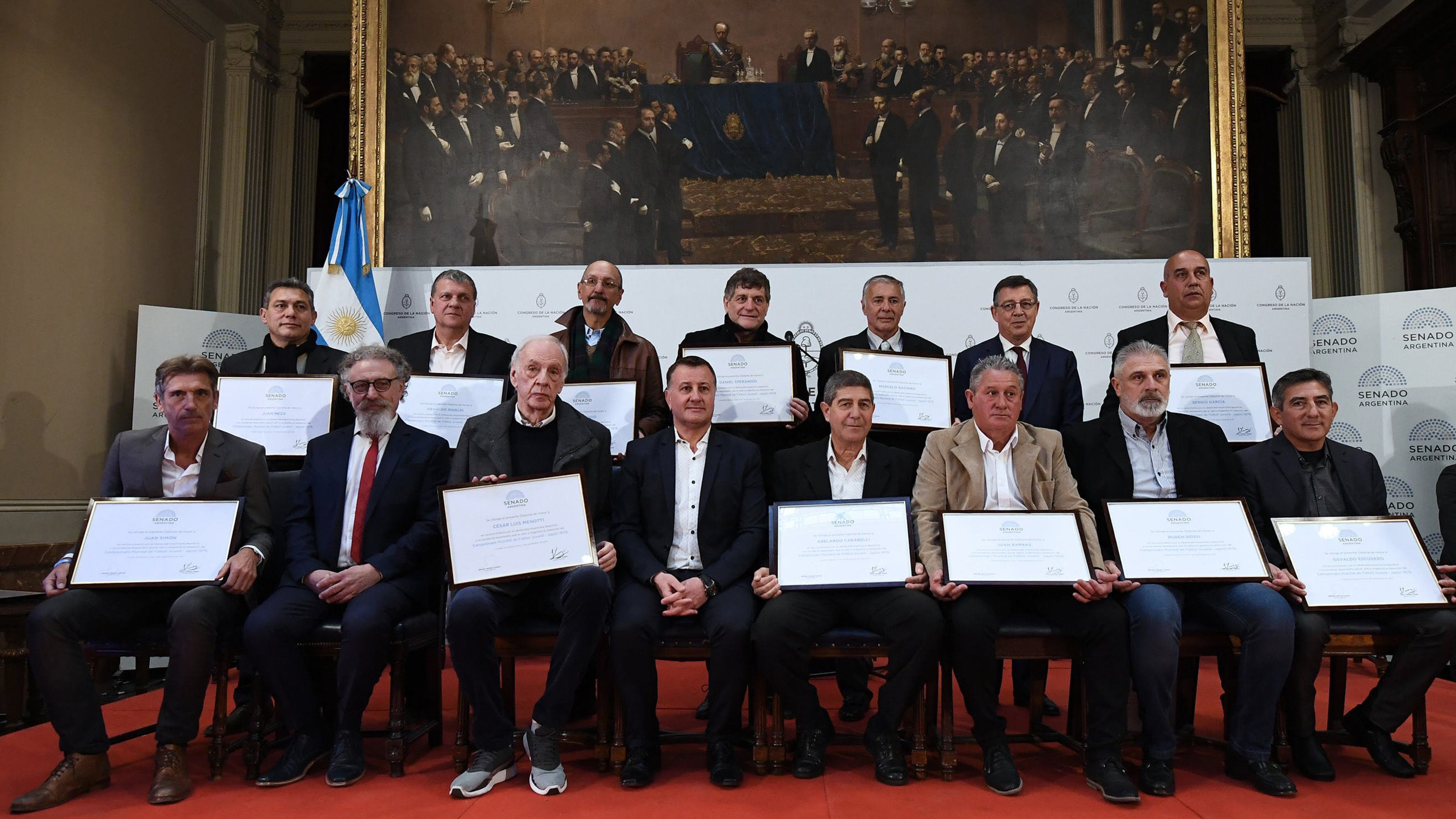Piaggio atrás, en tercer lugar, durante el reconocimiento en el senado de los Campeones.