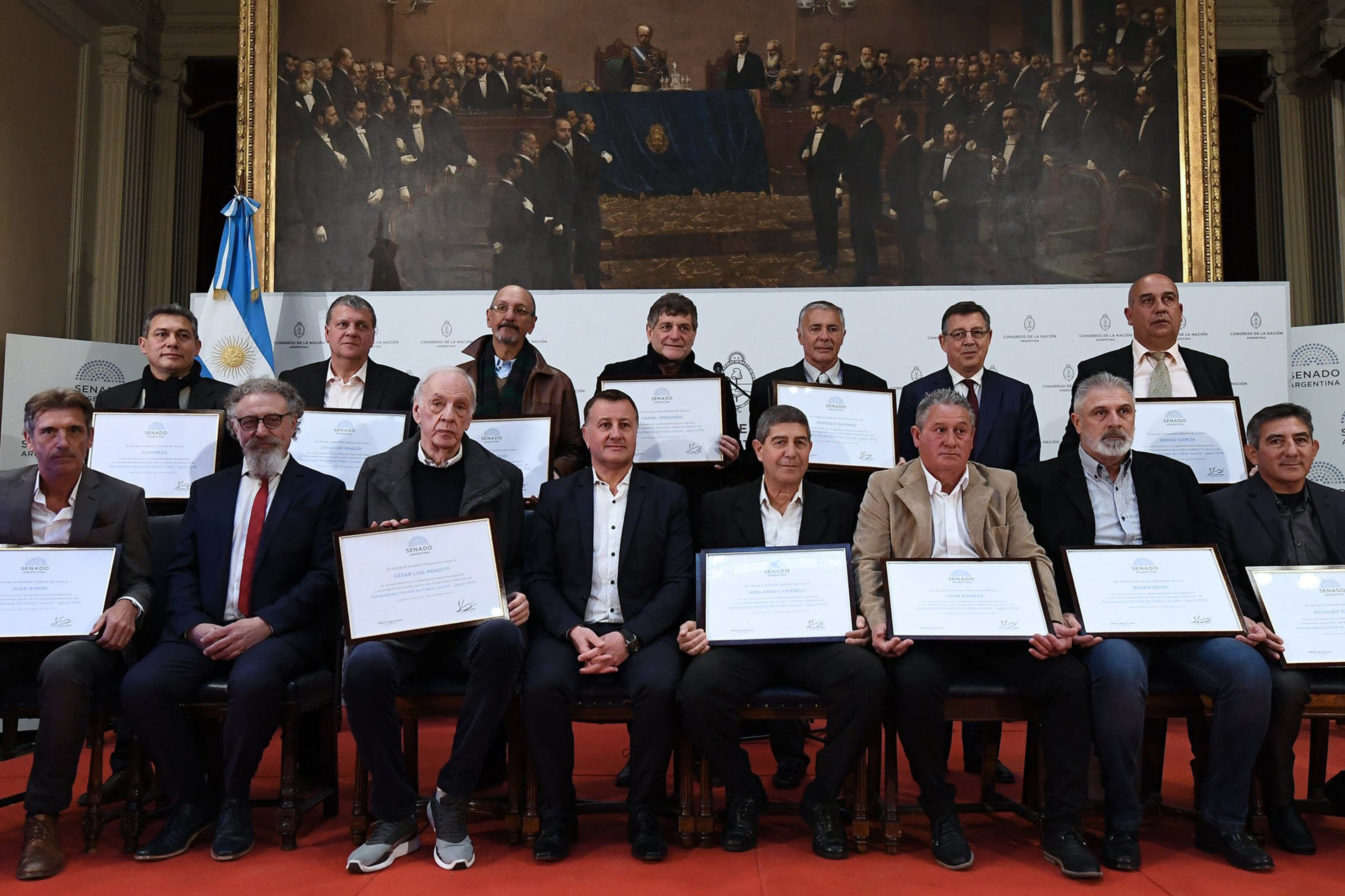 Piaggio atrás, en tercer lugar, durante el reconocimiento en el senado de los Campeones.