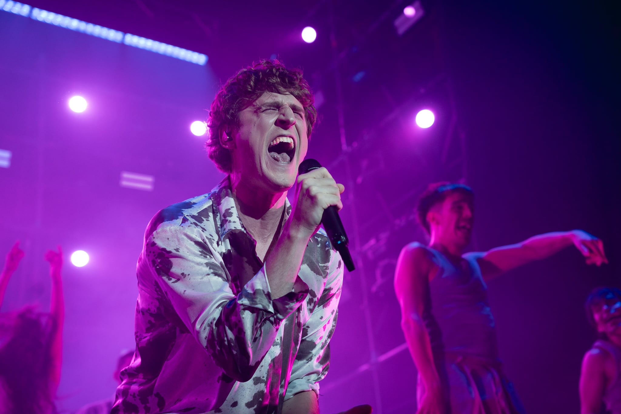 "Cierren los ojos, griten fuerte y bailen mucho", pidió Louta antes de comenzar su show, que resultó un ritual de danzas y cantos