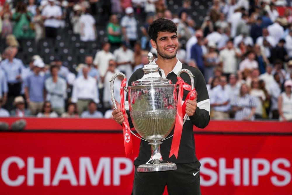 Alcaraz levanta su primer título de la temporada de césped en Queen's