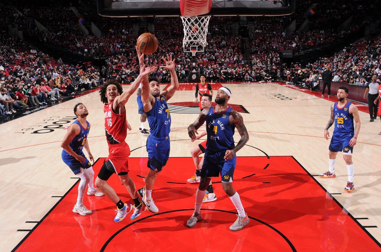 Campazzo captura uno de sus siete rebotes defensivos de la noche