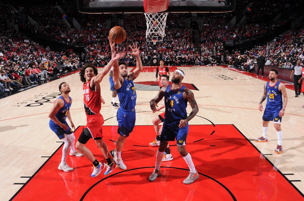 Campazzo captura uno de sus siete rebotes defensivos de la noche