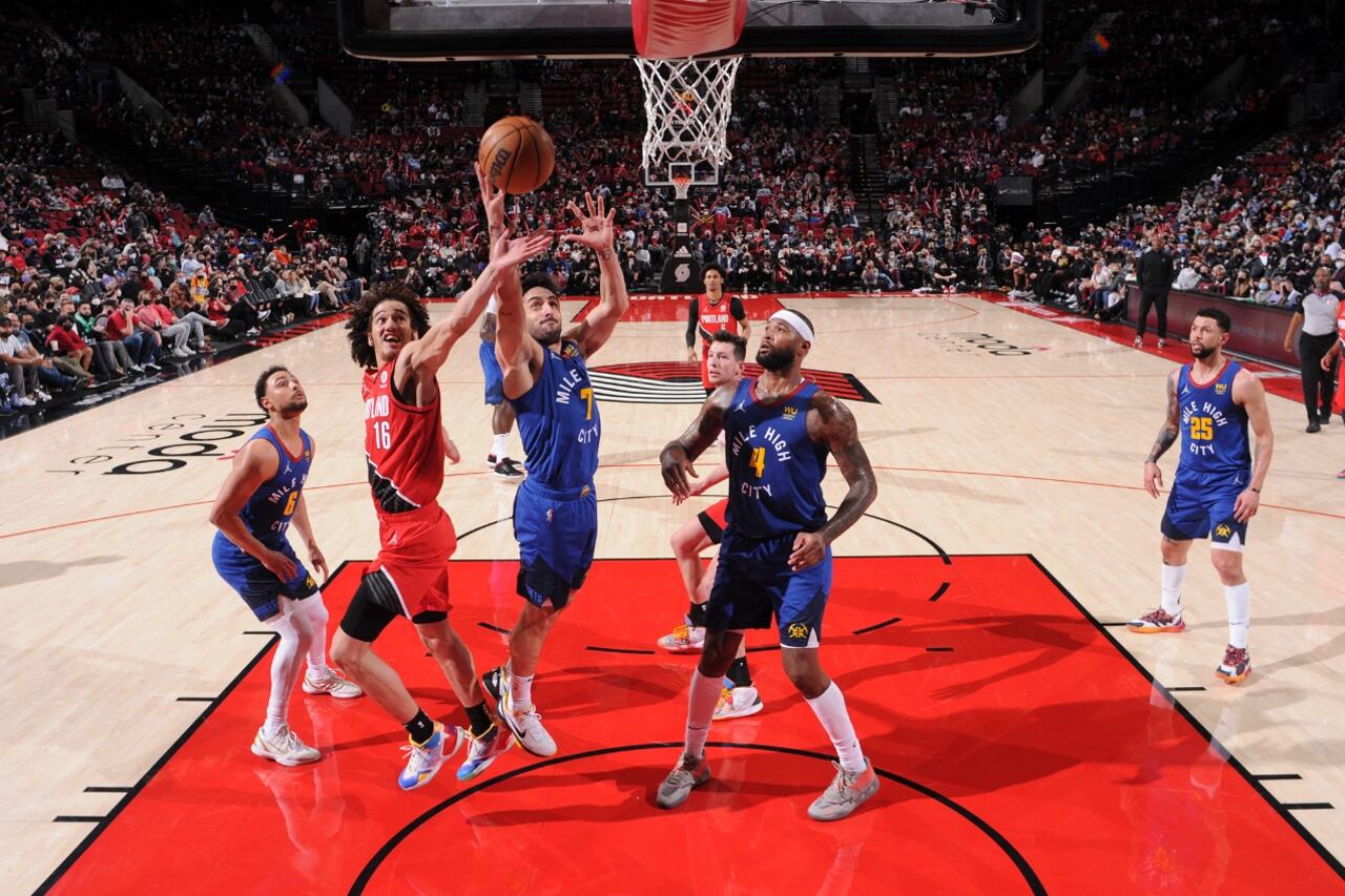 Campazzo captura uno de sus siete rebotes defensivos de la noche