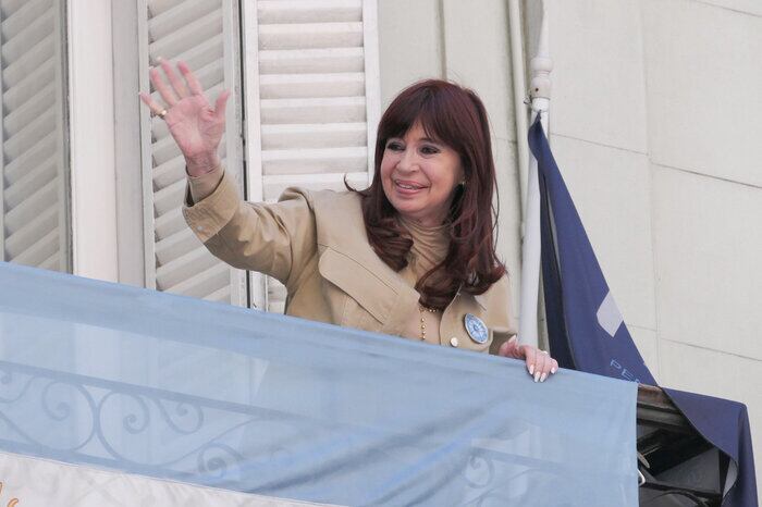 Cristina Kirchner, saludando desde el balcón del Instituto Patria.