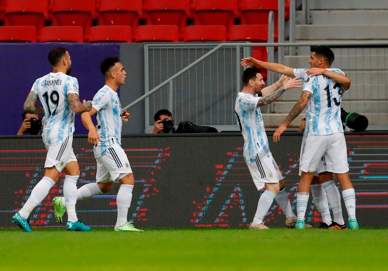 Los jugadores argentinos se acercan a celebrar con Guido Rodríguez 