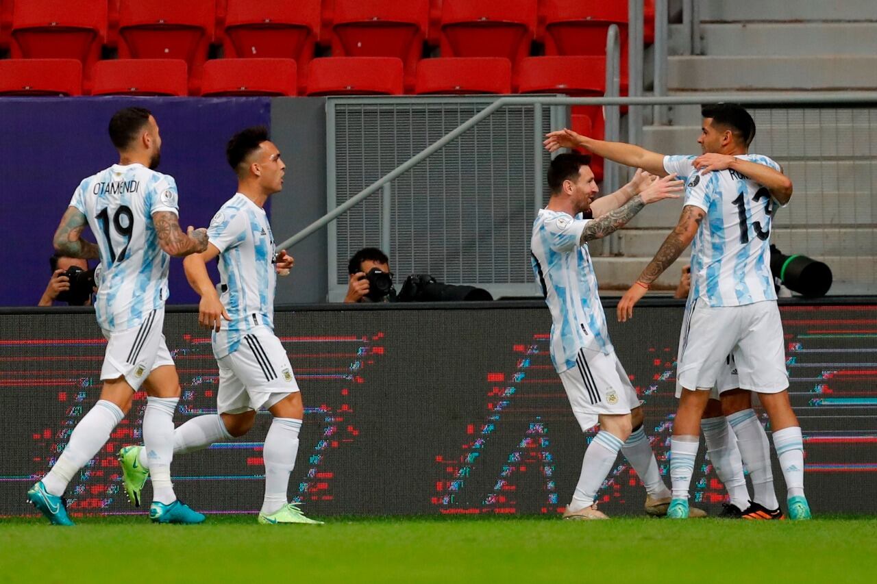 Los jugadores argentinos se acercan a celebrar con Guido Rodríguez