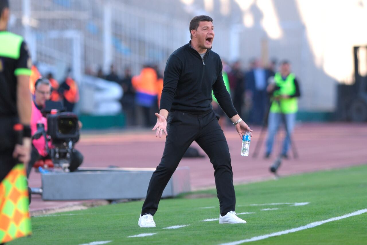 Battaglia dando indicaciones durante el partido