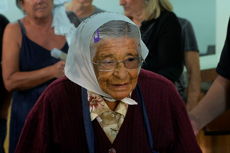 Otilia Acuña siguió yendo a los actos en silla de ruedas. 