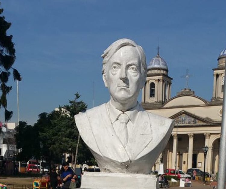 El busto de Kirchner en Morón que quiere sacar Cambiemos.